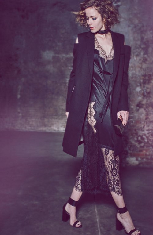 Phụ kiện giúp váy slip dress trông lịch sự hơn. Ngoài ra việc chọn phụ kiện cũng rất quan trọng khi ứng dụng phong cách này. “Cắp theo một chiếc xắc nhỏ dưới cánh tay sẽ khiến bạn không có vẻ gì là chuẩn bị đi ngủ” – Nhà thiết kế Nichol bổ sung. Cách phối trong mùa đông Jamie Dchneider, stylist của Suki Waterhouse, Nicole Richie và Katy Perry thì có cách phối kín đáo với một chiếc váy ngủ trong mùa đông. Chẳng hạn như mặc áo len cổ lọ bên dưới váy slip dress. Bằng cách này người mặc có thể khoe được dây váy một cách tinh tế mà vẫn đủ ấm dù không choàng thêm áo khoác nặng nề bên ngoài. Tuy nhiên nếu muốn có vẻ ngoài sành điệu, cá tính thì bạn nên thử cách phối váy 2 dây mỏng mềm với áo khoác da, giống như cách Jamie Schneider lên đồ cho người mẫu Suki Waterhouse khi chân dài này tham dự một buổi tiệc. Chất liệu trang phục Ngoài ra, bạn cũng nên lưu tâm tới chất liệu của trang phục. Một số mẫu váy theo phong cách đồ ngủ của Michael Kors được làm từ chất liệu nặng, không phải mềm mỏng và bay như voan hay lụa. Kiểu váy làm bằng loại vải này sẽ giúp che đậy những thứ bạn cần giấu như nhũ hoa hay đường viền áo lót nhưng vẫn đủ gợi cảm toát ra từ các khoảng hở cuốn hút. Chọn nội y đúng cách