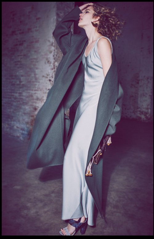 Kín đáo hóa chiếc váy slip dress bằng giày đế thô và áo khoác. Wendy Nichol, nhà thiết kế nội y được nhiều ngôi sao như Beyonce, Jessica Alba yêu thích cho biết bí quyết mặc phong cách này nằm ở nguyên tắc: Giảm thiểu sự gợi cảm. Cụ thể hơn, Wendy Nilchol tư vấn: “Tôi luôn chọn một đôi giày có kiểu dáng thô như giày đế vuông khi mặc phong cách đồ ngủ. Nó giảm thiểu sự sexy và bạn có thể điều chỉnh được trang phục theo cách của mình”. Chọn phụ kiện