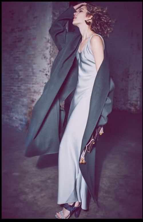 Kín đáo hóa chiếc váy slip dress bằng giày đế thô và áo khoác. Wendy Nichol, nhà thiết kế nội y được nhiều ngôi sao như Beyonce, Jessica Alba yêu thích cho biết bí quyết mặc phong cách này nằm ở nguyên tắc: Giảm thiểu sự gợi cảm. Cụ thể hơn, Wendy Nilchol tư vấn: “Tôi luôn chọn một đôi giày có kiểu dáng thô như giày đế vuông khi mặc phong cách đồ ngủ. Nó giảm thiểu sự sexy và bạn có thể điều chỉnh được trang phục theo cách của mình”. Chọn phụ kiện