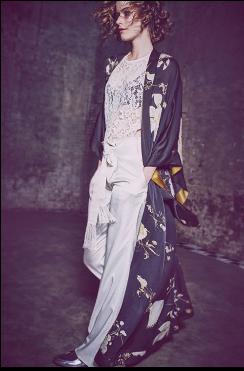 Hãy tự tin khi mặc trang phục mang phong cách đồ ngủ ra đường. Cuối cùng, quan trọng nhất là thái độ. Bạn hãy hoàn toàn tự tin khi diện trang phục phong cách đồ ngủ khi bước chân khỏi nhà. Trang phục chỉ thực sự đẹp khi người mặc yêu thích và thoải mái khi diện nó.