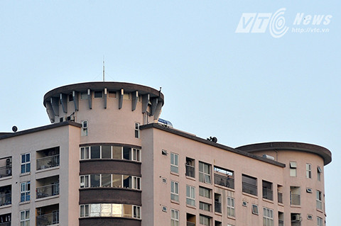 Ba căn hộ áp mái xuất hiện trên sân thượng của khu Nhà ở cho cán bộ chiến sĩ cảnh sát 113.