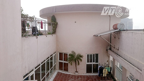 Do không nằm trong thiết kế nên người dân sống trong những căn hộ trên gác thượng này phải đi thang máy lên tầng 19 sau đó đi thang bộ lên tầng 20 để vào nhà.