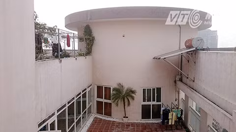 Do không nằm trong thiết kế nên người dân sống trong những căn hộ trên gác thượng này phải đi thang máy lên tầng 19 sau đó đi thang bộ lên tầng 20 để vào nhà.