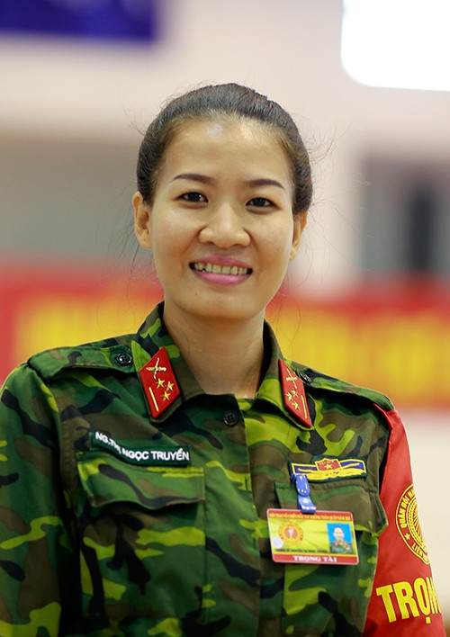 Nụ cười của trọng tài giúp không khí các trận đấu bớt phần căng thẳng.