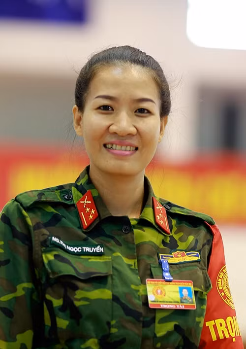 Nụ cười của trọng tài giúp không khí các trận đấu bớt phần căng thẳng.