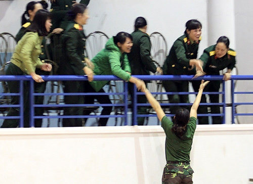 Chia sẻ niềm vui chiến thắng với đồng đội.