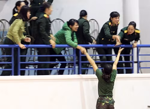 Chia sẻ niềm vui chiến thắng với đồng đội.