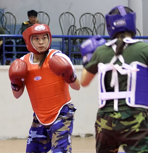 "Kẻ tám lạng, người nửa cân".