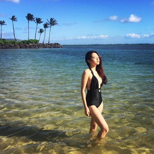 Khi được hoà mình vào khung cảnh lãng mạn của bãi biển đẹp nhất nước Mỹ, Bảo Anh không ngại khoe vóc dáng gợi cảm, nóng bỏng với trang phục bikini quyến rũ.