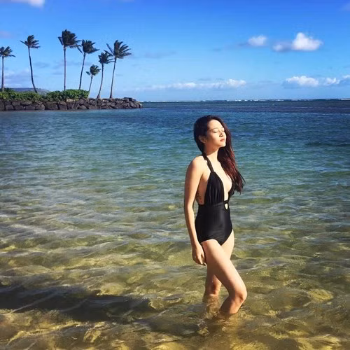 Khi được hoà mình vào khung cảnh lãng mạn của bãi biển đẹp nhất nước Mỹ, Bảo Anh không ngại khoe vóc dáng gợi cảm, nóng bỏng với trang phục bikini quyến rũ.