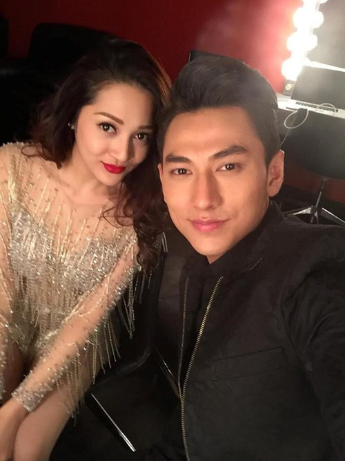 Bảo Anh rất thân thiết và tình cảm bên anh chàng Issac của nhóm 365.