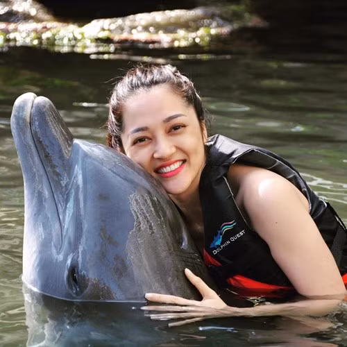 Cũng trong ngày nghỉ ngơi, tận hưởng cuộc sống hiếm hoi này, Bảo Anh còn thích thú khi được chơi đùa với những chú cá heo thân thiện, mến khách.