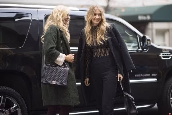 Tất nhiên hàng tá người mẫu đến và không phải ai cũng mặc áo khoác da nhưng đều trong trang phục đen từ đầu đến cuối. Gigi Hadid đến trong một chiếc áo lưới mỏng và áo khoác đen.