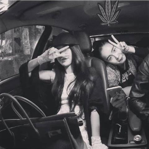 Minh Hà thể hiện tình cảm với người em gái thân thiết.