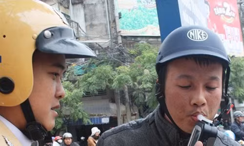 Uong nhieu bia ruou khi lai xe co the bi phat toi 18 trieu dong