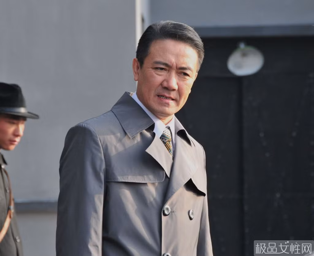 Lý Ấu Bân, sinh năm 1958, được chú ý nhờ Lượng Kiếm. Ông không phải nghệ sĩ thần tượng nhưng được coi là biểu tượng của dòng phim yêu nước, được chính phủ vinh danh.