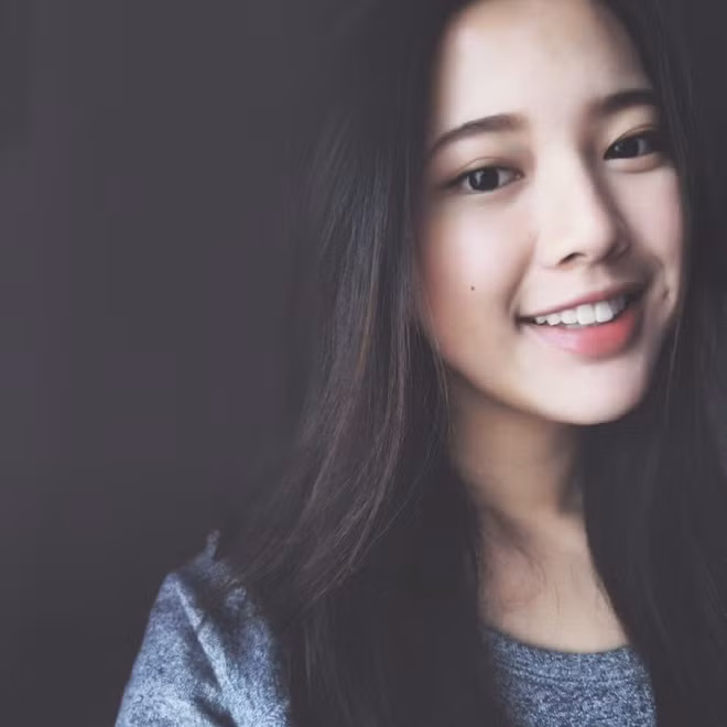 Có một sự thật rằng, nụ cười tươi là một “vũ khí bí mật” hoàn hảo. Bởi những người may mắn sở hữu nụ cười đầy mê hoặc có thể thôi miên người đối diện ngay tức thì. Điển hình là cô bạn dưới đây. Cô bạn xinh xắn như hot girl này có biệt danh là Wanyi. Được biết cô là người gốc Trung Hoa, sinh năm 1996, hiện đang theo học chuyên ngành mỹ thuật tại trường đại học Mỹ.