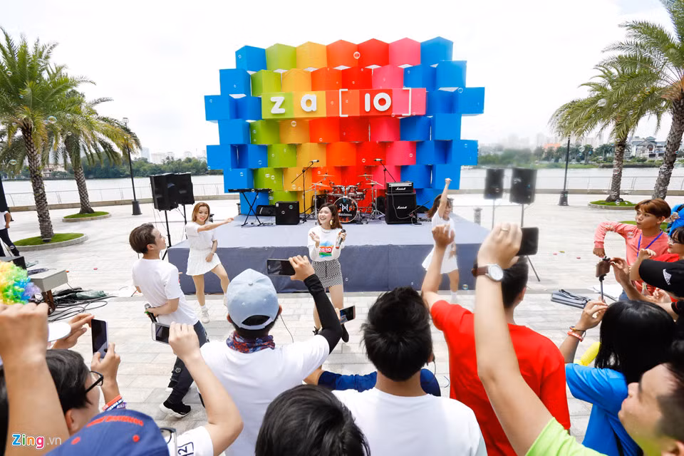 Ca sỹ - rapper Karik và Suny Hạ Linh đã trình diễn nhiều bản hit khuấy động bầu không khí cuồng nhiệt cùng hàng trăm người trẻ.