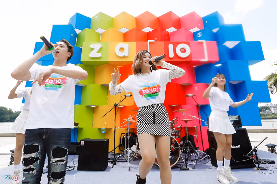 Anh: Le hoi sac mau dau tien o Viet Nam