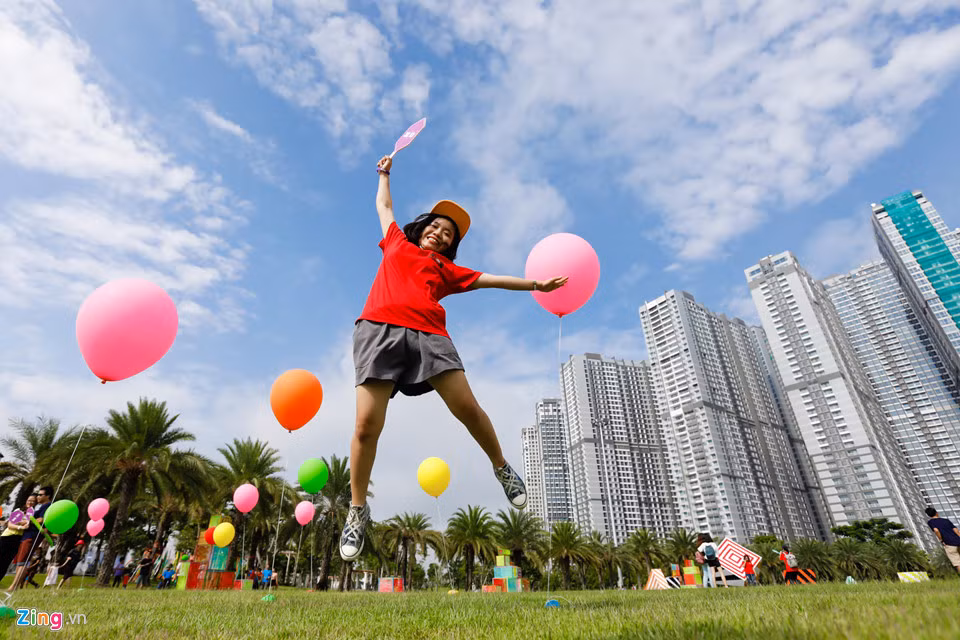 Bóng bay nhiều màu sắc xuất hiện ở khắp Central Park, Vinhomes Tân Cảng.