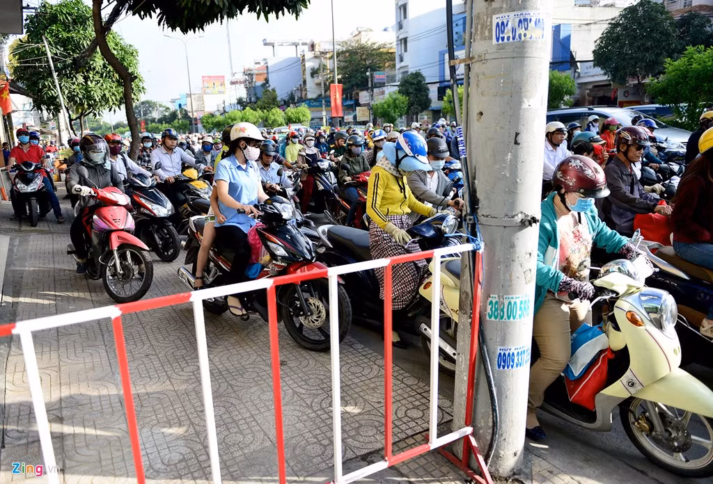 Đường Cộng Hòa từ mũi tàu đến cầu vượt Lăng Cha Cả cũng trong hoàn cảnh tương tự. Một trường mầm non trên tuyến đường này phải dùng rào chắn trên vỉa hè ngăn xe máy lưu thông, tạo khoảng trống cho phụ huynh, học sinh vào trường.