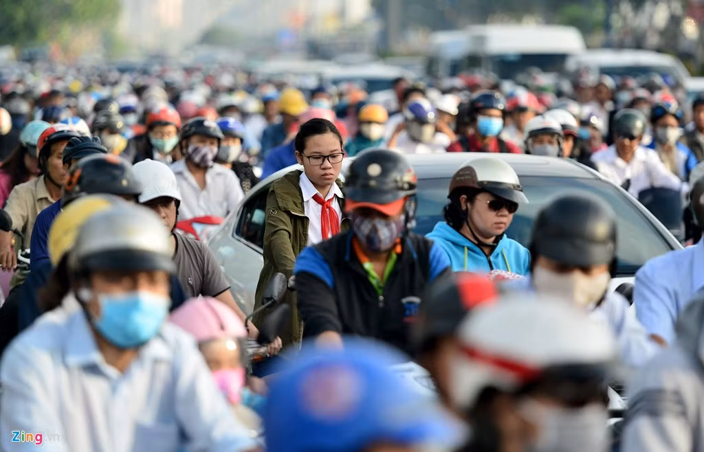 Thời điểm người dân đi làm ngày đầu sau kỳ nghỉ lễ cùng học sinh đến trường khai giảng năm học mới khiến cửa ngõ vào trung tâm thành phố từ tây nam thêm đông đúc.