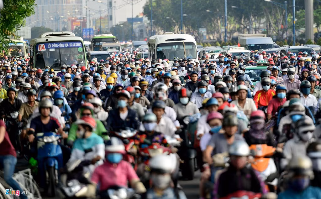 Tại mũi tàu Trường Chinh-Cộng Hòa, xe cộ đồ về đặc kín một đoạn đường kéo dài đến giao lộ Trường Chinh-Phạm Văn Bạch. Ôtô, xe buýt chôn chân giữa rừng xe máy đang di chuyển rất chậm.