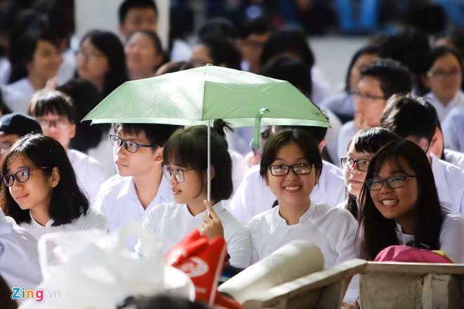Tại trường THPT chuyên Trần Đại Nghĩa (quận 1, TP HCM), các nữ sinh đến dự lễ khai giảng năm học mới cũng mặc áo dài trắng.
