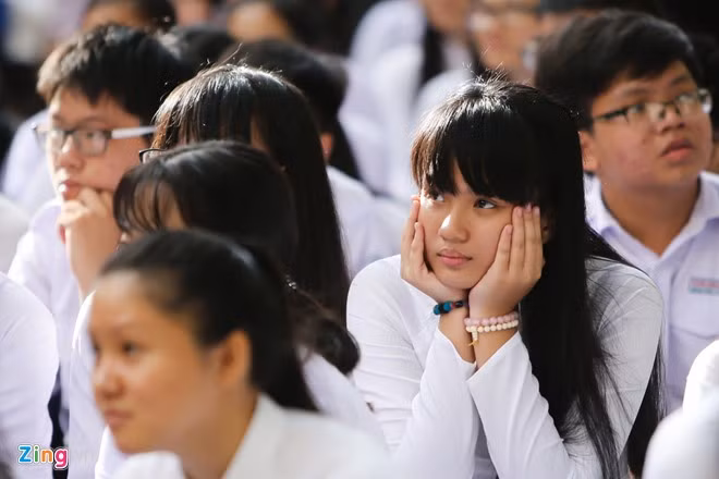 Phía dưới, các bạn trẻ chăm chú theo dõi những tiết mục của buổi lễ.