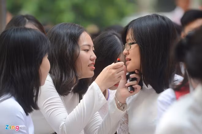 Sáng 5/9, cùng với không khí khai giảng của học sinh cả nước, nữ sinh trường THPT Việt Đức (Hà Nội) diện áo dài, trang điểm xinh xắn tựu trường.