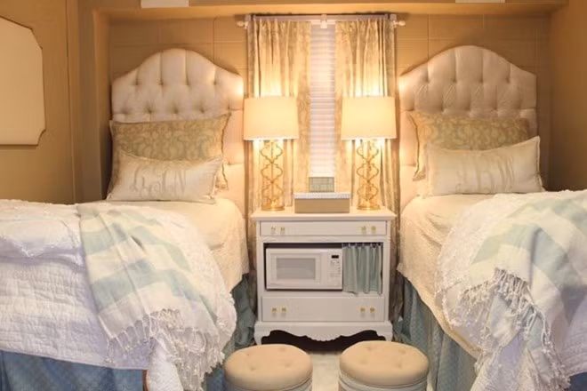 Lindy Goodson cho biết, căn phòng trông rất sang chảnh, nhưng chi phí cho việc trang trí không quá lớn. Họ cố gắng tận dụng vật liệu có sẵn, tự tay hoàn thiện mọi việc và khéo léo mặc cả tại các cửa hàng để mua được đồ dùng ưng ý với giá cả thấp nhất.