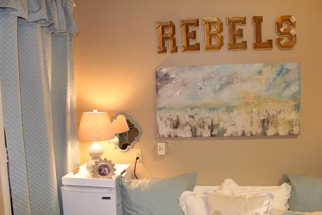 Hai nữ sinh năm nhất cũng chú trọng sự tiện nghi, thư giãn. Căn phòng không chỉ phản ánh tính cách riêng của họ mà còn là nơi nghỉ ngơi thoải mái, tạo cảm giác như ở nhà. Ghế ngồi phủ lông mềm mại là khu vực yêu thích nhất của Lindy và Abby.