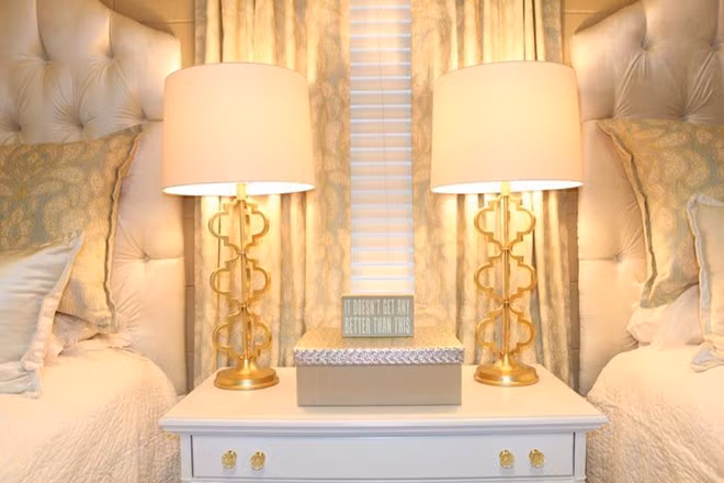 Abby cho biết, phần lớn sinh viên trong ký túc trường họ, đặc biệt các nữ sinh, đều thiết kế lại phòng ở. Sau khi xem xét cấu trúc chung của căn phòng, cô và Abby quyết định trang trí theo hướng tạo cảm giác ấm áp và êm dịu nhưng không kém phần sang trọng.