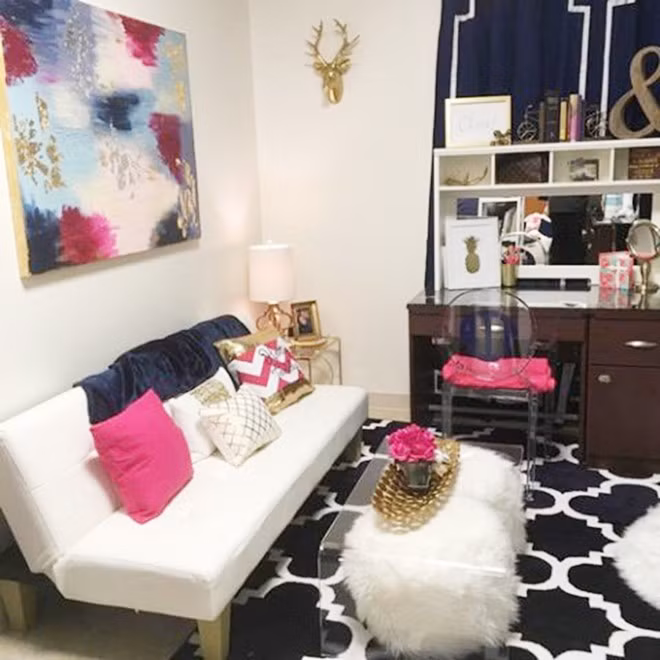 Họ tham khảo ý tưởng trang trí từ căn hộ của các công ty nổi tiếng như T.J. Maxx, Marshalls, Pottery Barn. Lindy và Abby tận dụng các vật liệu sẵn có để thiết kế lại căn phòng và đặt làm riêng một số vật dụng như nệm giường, gỗ ốp tường, gối.