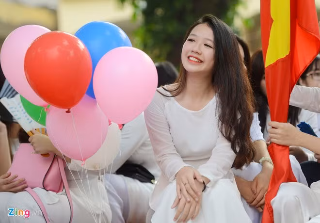 Các em đến trường với tâm trạng vui vẻ, háo hức đón chờ năm học mới.