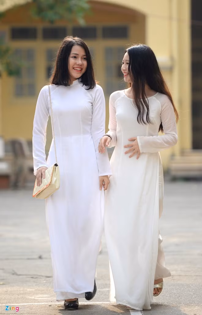 Sự dịu hiền, e lệ của em cũng thu hút nhiều ống kính máy ảnh trong buổi khai giảng.