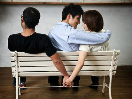 5. Sống để hưởng thụ. Giả sử như chàng và nàng gặp nhau tại các khu vui chơi, tiệc tùng, thời gian đầu họ sẽ yêu nhau như chưa từng được yêu. Tuy nhiên, sẽ ra sao nếu chàng không bắt kịp được lối sống của nàng. Những gì nàng muốn là sự bùng nổ, âm nhạc, chất kích thích. Sẽ không có gì đáng ngạc nhiên nếu nàng ngoại tình với một anh chàng có cùng sở thích xuất hiện tại các buổi tiệc.