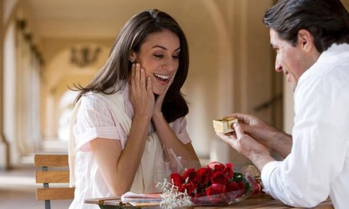 Dưới đây là 6 kiểu bạn gái rất dễ ngoại tình: 1. Thực dụng. Những cô gái đặt vật chất trên tất cả mọi thứ sẽ có xu hướng ngoại tình, họ sẽ thích bạn trai mua những thứ đắt tiền hoặc làm nũng để bạn trai chiều. Và khi chàng trai từ chối, họ sẽ nghĩ rằng, bạn trai không yêu họ. Các nàng có tư tưởng thực dụng có khả năng ngoại tình cao vì đối với họ, mọi thứ đều có giá cả, kể cả tình yêu. Nếu bạn trai không có khả năng mua được những thứ cô gái thích, việc tìm đến người thứ 3 sẽ trở nên bình thường.