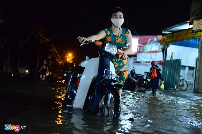 Đường Lê Văn Lương ở huyện Nhà Bè, đường Phạm Hùng ở quận 8, khu Thanh Đa ở quận Bình Thạnh (TP.HCM) cũng xảy ra tình trạng tương tự.