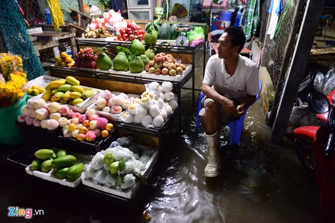 Anh Phan Văn Thế, đường Gò Ô Môi, quận 7 tâm sự mặt bằng thuê để buôn bán khá cao nhưng mấy ngày nước ngập gần như không bán được gì. Anh kiến nghị các ngành chức năng sớm nâng đường, giải quyết việc mưa hay triều cường lại ngập.