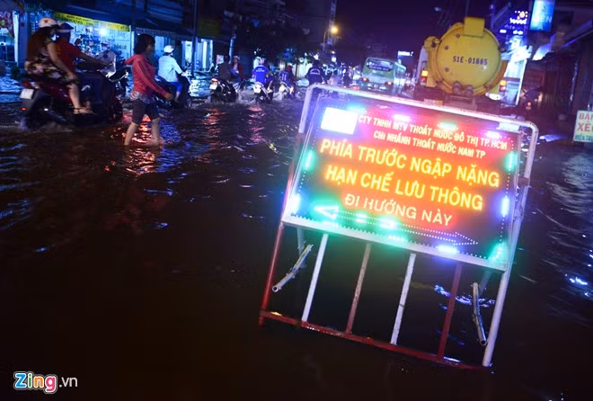 Biển cảnh báo nơi sâu nhất đặt trên đường Huỳnh Tấn Phát, giúp cho người đi xe máy, ôtô thận trọng khi lưu thông.