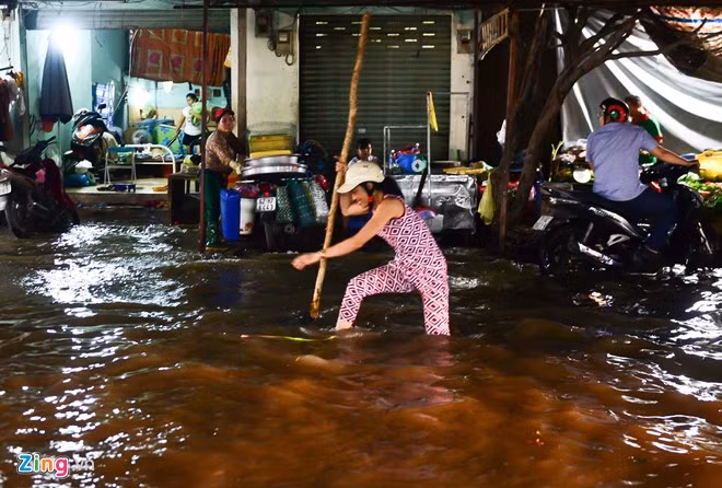 Nơi nông nhất vẫn ngập khoảng 50 cm khiến việc đi lại của người dân gặp nhiều khó khăn, nhất là những đoạn đường xấu.