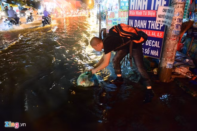 Một du khách người Nhật dùng bọc rác cảnh báo khu vực ổ gà gây nguy hiểm cho người đi đường.