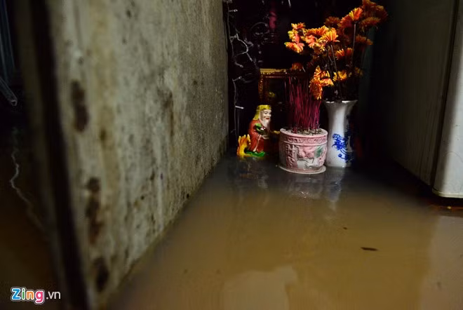 Bên trong một cửa hàng gần đó, ban thờ thần tài chìm trong nước.