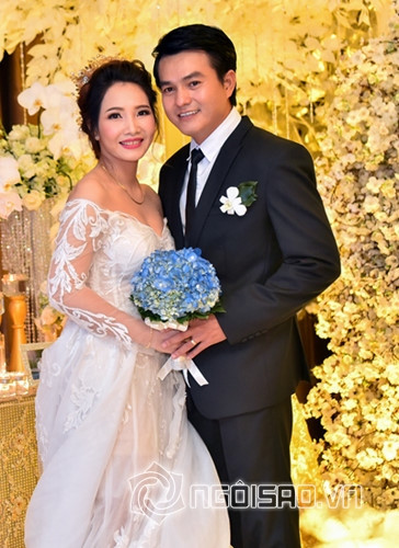 Khi "người tình màn ảnh" sắp lấy vợ, sao Việt Thanh Thúy cũng vui vẻ chia sẻ với mọi người: "Chuyện bây giờ mới kể. Suốt 16 năm nay cái ông này cứ theo tui. Tui đi lấy chồng rồi cũng đợi tui. Tui đẻ con đến nay nó 7 tuổi rồi cũng chờ tui. Sau 16 năm tui cự tuyệt, xua đuổi, hành hạ, mắng xối xả, cuối cùng cũng làm cho ổng sợ quá quỳ xuống xin tui: 'Lạy em anh đi lấy vợ'. Xin hân hoan vui mừng thông báo với cả thế giới biết rằng, người yêu của Thúy đã có người hốt".