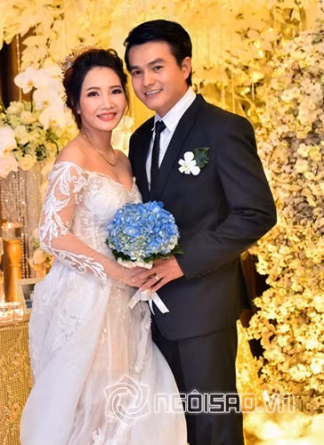 Khi "người tình màn ảnh" sắp lấy vợ, sao Việt Thanh Thúy cũng vui vẻ chia sẻ với mọi người: "Chuyện bây giờ mới kể. Suốt 16 năm nay cái ông này cứ theo tui. Tui đi lấy chồng rồi cũng đợi tui. Tui đẻ con đến nay nó 7 tuổi rồi cũng chờ tui. Sau 16 năm tui cự tuyệt, xua đuổi, hành hạ, mắng xối xả, cuối cùng cũng làm cho ổng sợ quá quỳ xuống xin tui: 'Lạy em anh đi lấy vợ'. Xin hân hoan vui mừng thông báo với cả thế giới biết rằng, người yêu của Thúy đã có người hốt".