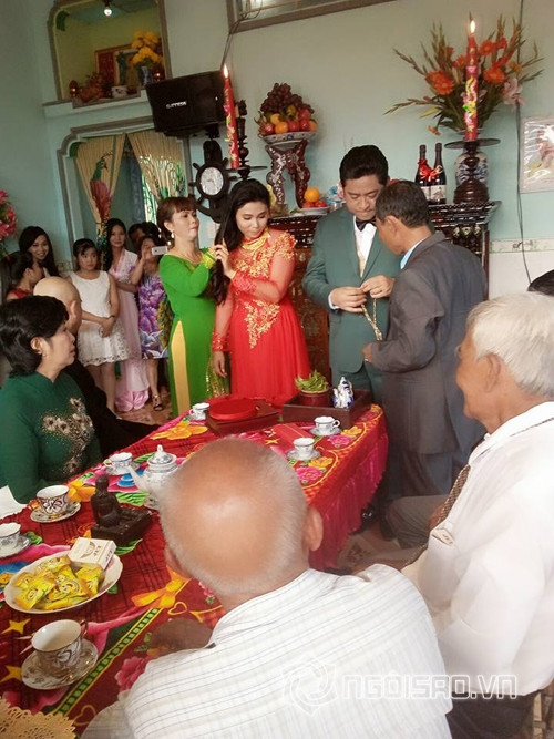 Huỳnh Anh TuấnNam diễn viên Huỳnh Anh Tuấn và người vợ đầu tiên đã có với nhau 4 người con nhưng cuối cùng cũng "đường ai nấy đi". Vào khoảng cuối tháng 9 vừa qua nam diễn viên tái hôn với vợ Thảo Sương ở Long An. Dù đã ở độ tuổi U50 nhưng Huỳnh Anh Tuấn trông vẫn rất phong độ khi đứng cạnh cô dâu trẻ đẹp. Sau đám cưới, Thảo Sương dự định ở nhà làm nội trợ, quán xuyến gia đình để ông xã yên tâm hoạt động nghệ thuật.