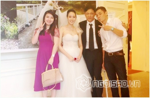 Ngô Quang Hải trông rất trẻ trung, phong độ khi đứng cùng cô dâu xinh đẹp.