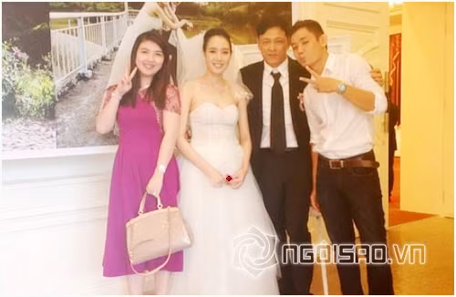 Ngô Quang Hải trông rất trẻ trung, phong độ khi đứng cùng cô dâu xinh đẹp.