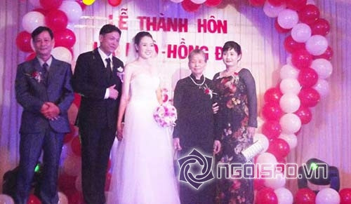 Ngô Quang Hải Không rình rang như những đám cưới của các sao Việt, Ngô Quang Hải và Diệp Hồng Đào tổ chức một buổi lễ thực sự ấm cúng vào tháng 6/2013. Được biết, Diệp Hồng Đào từng dự thi Hoa hậu Việt Nam. Dù chênh lệch nhau 25 tuổi nhưng cặp đôi Ngô Quang Hải - Diệp Hồng Đào vẫn tìm được điểm chung và có cuộc sống vô cùng hạnh phúc. Trước Diệp Hồng Đào, Ngô Quang Hải từng kết hôn với diễn viên Đỗ Hải Yến. Sau vụ ly hôn ồn ào thì giờ đây cả Ngô Quang Hải và Hải Yến đều đã có hạnh phúc riêng.